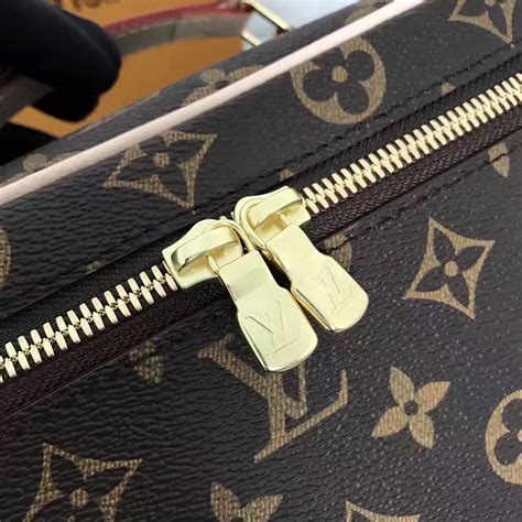 louis vuitton shoulder bag zipper